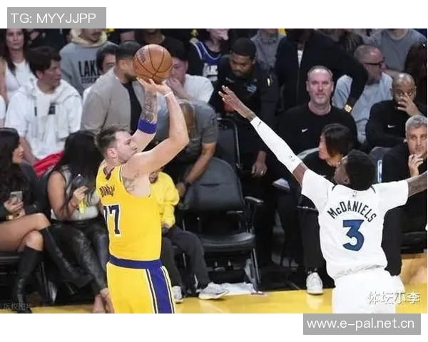 爱德华兹首节火力全开9投6中砍下14分2板3助与东契奇展开激烈对决