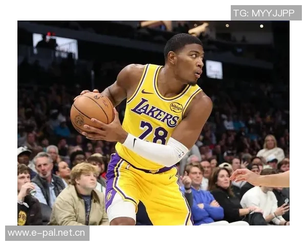 湖人训练场景曝光斯玛特紧逼八村里夫斯全力防守展现球队默契